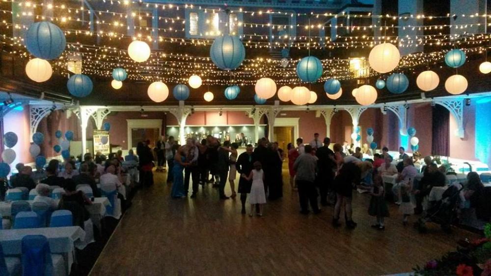 paper lanterns with lights for weddings
