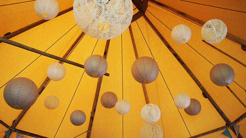 Peaktipis Giant Hats Dressed in White, Dove and Lace Lanterns