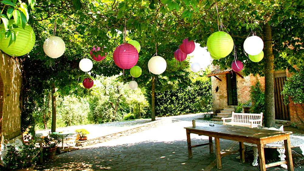 Bright Paper Lanterns Decorate Outside Weddings Bright Paper Lanterns Decorate Outside Weddings